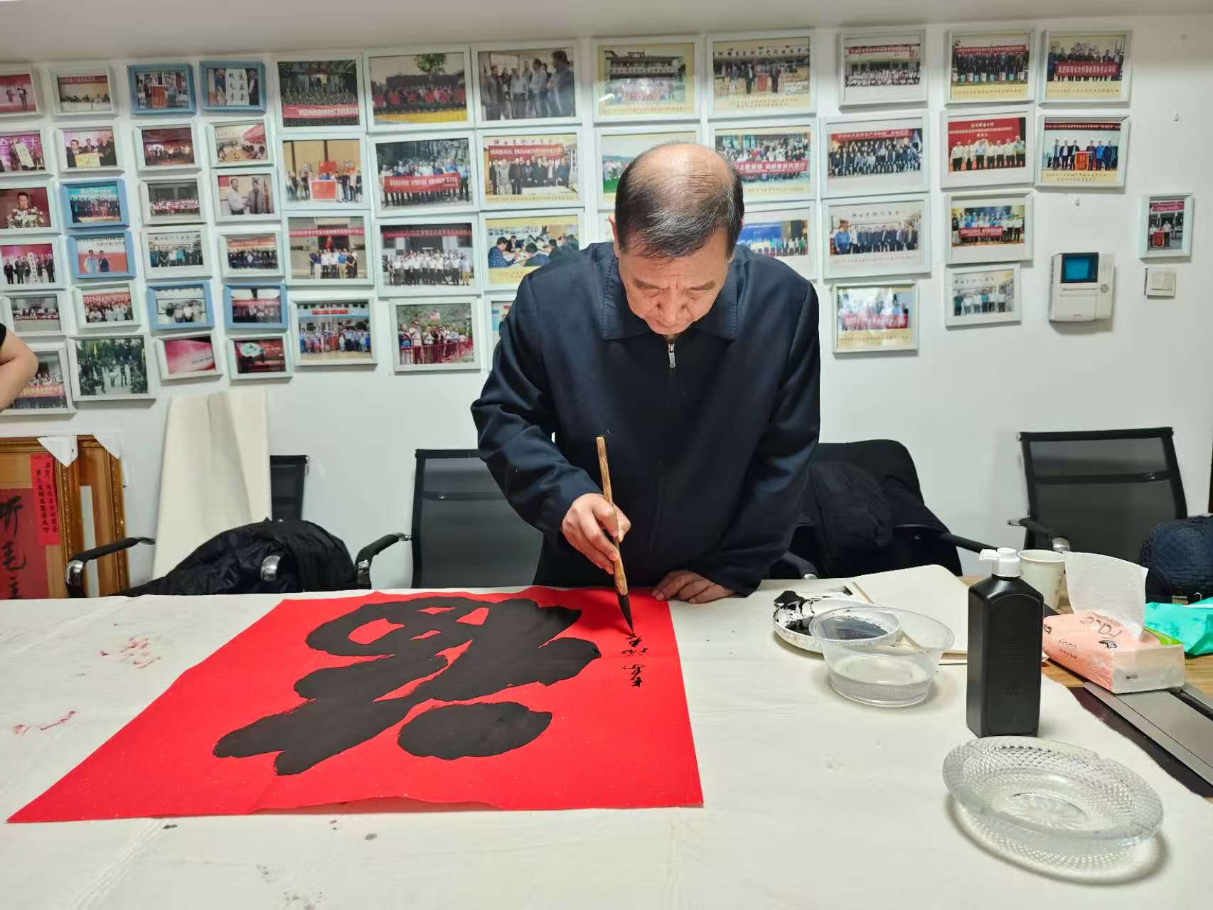 陕西省沧州商会举办书法作品展示活动,共鉴墨香雅韵(图2) 陕西省沧州商会举办书法作品展示活动,共鉴墨香雅韵(图2)