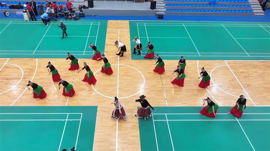 延宜两地舞者齐聚宜川 联谊活动共展双城舞韵(图2) 藏舞《从此眼里都是你》 (2)_proc.jpg