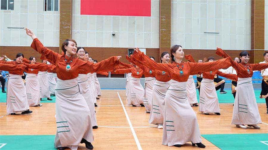 延宜两地舞者齐聚宜川 联谊活动共展双城舞韵(图3) 锅庄舞《丁嘎热巴》 (2)_proc.jpg