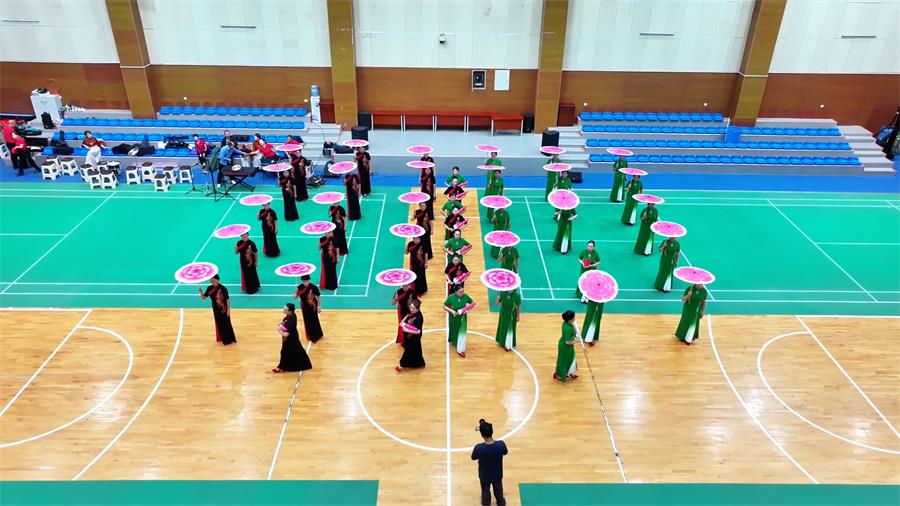 延宜两地舞者齐聚宜川 联谊活动共展双城舞韵(图6) 旗袍秀《油菜花儿开》 (3)_proc.jpg