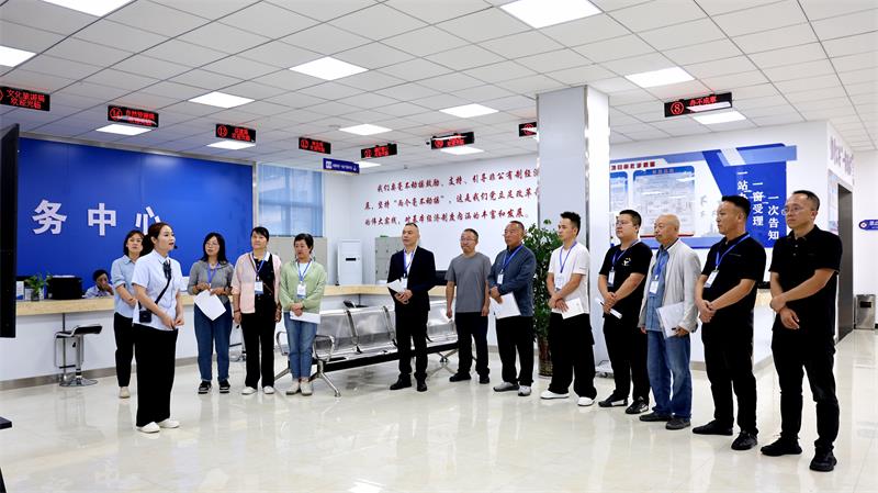 体验员们实地参观县政务服务大厅，详细了解各功能区运作情况。_proc.jpg