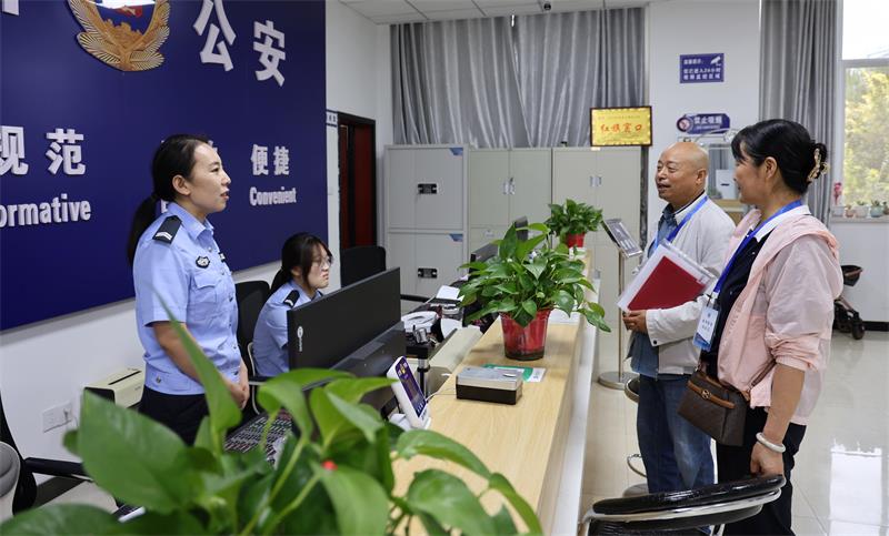 宜川县政务服务体验员沉浸式体验公安户籍窗口办事全流程。_proc.jpg