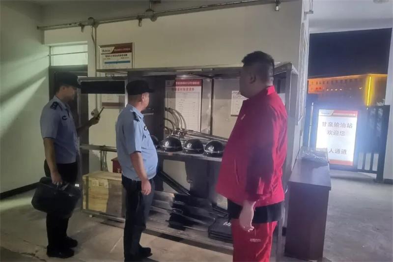 “警”色相伴 平安常在!陕西延安市甘泉公安开展治安复杂场所大清查统一行动(图6) 640 (5).jpg