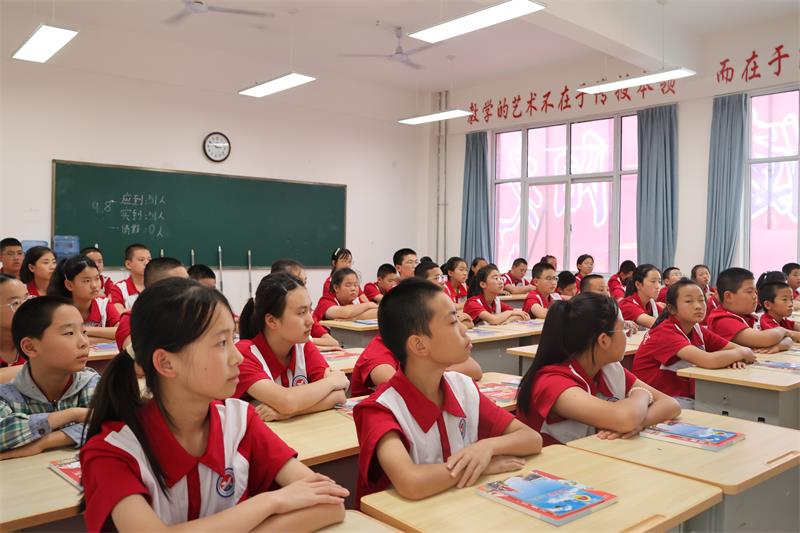 县初级中学学生学习国防知识_proc.jpg