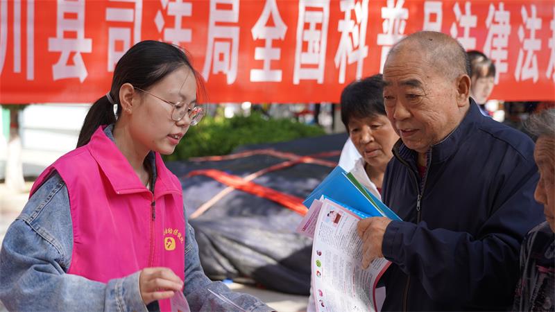 工作人员对群众进行科普 (1)_proc.jpg