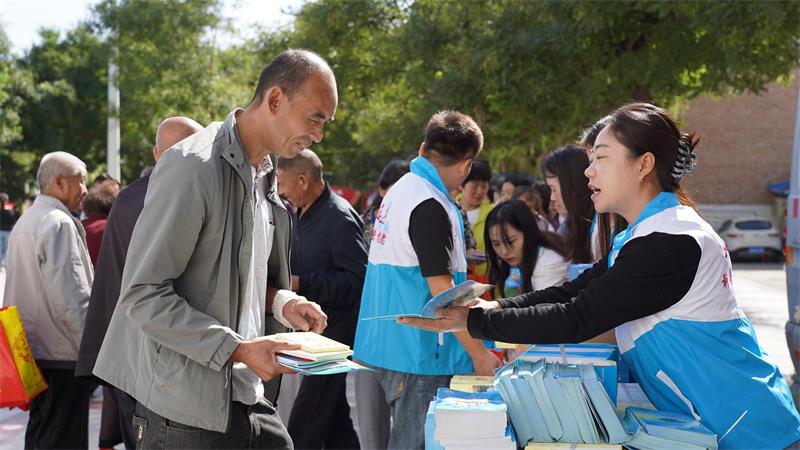 工作人员对群众进行科普 (2)_proc.jpg