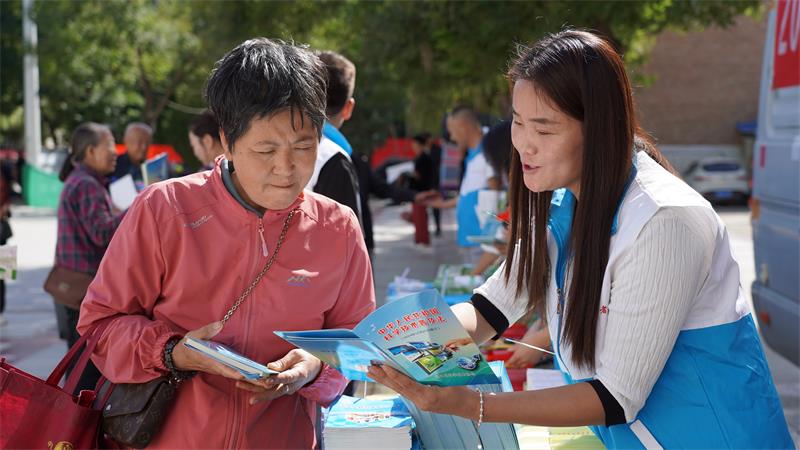 工作人员对群众进行科普 (3)_proc.jpg