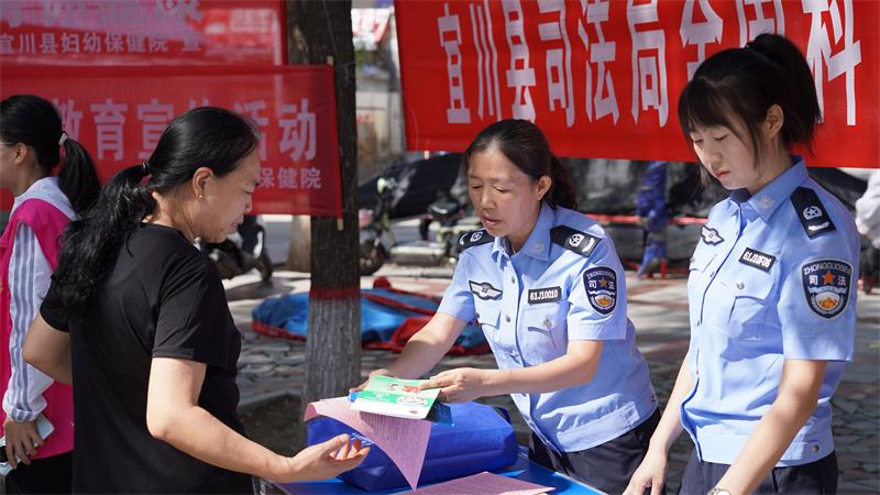 工作人员对群众进行科普 (6)_proc.jpg