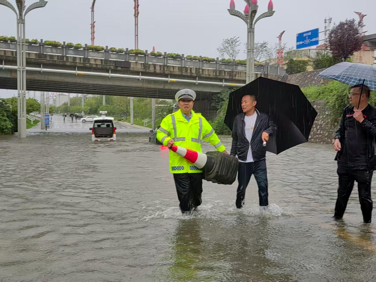 “快”字当头!多图直击→勉县公安防汛避险护平安(图1) 图片1.png