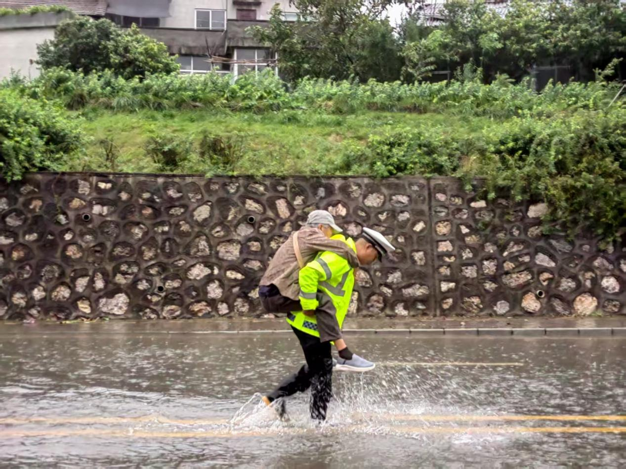 “快”字当头!多图直击→勉县公安防汛避险护平安(图2) 图片2.png
