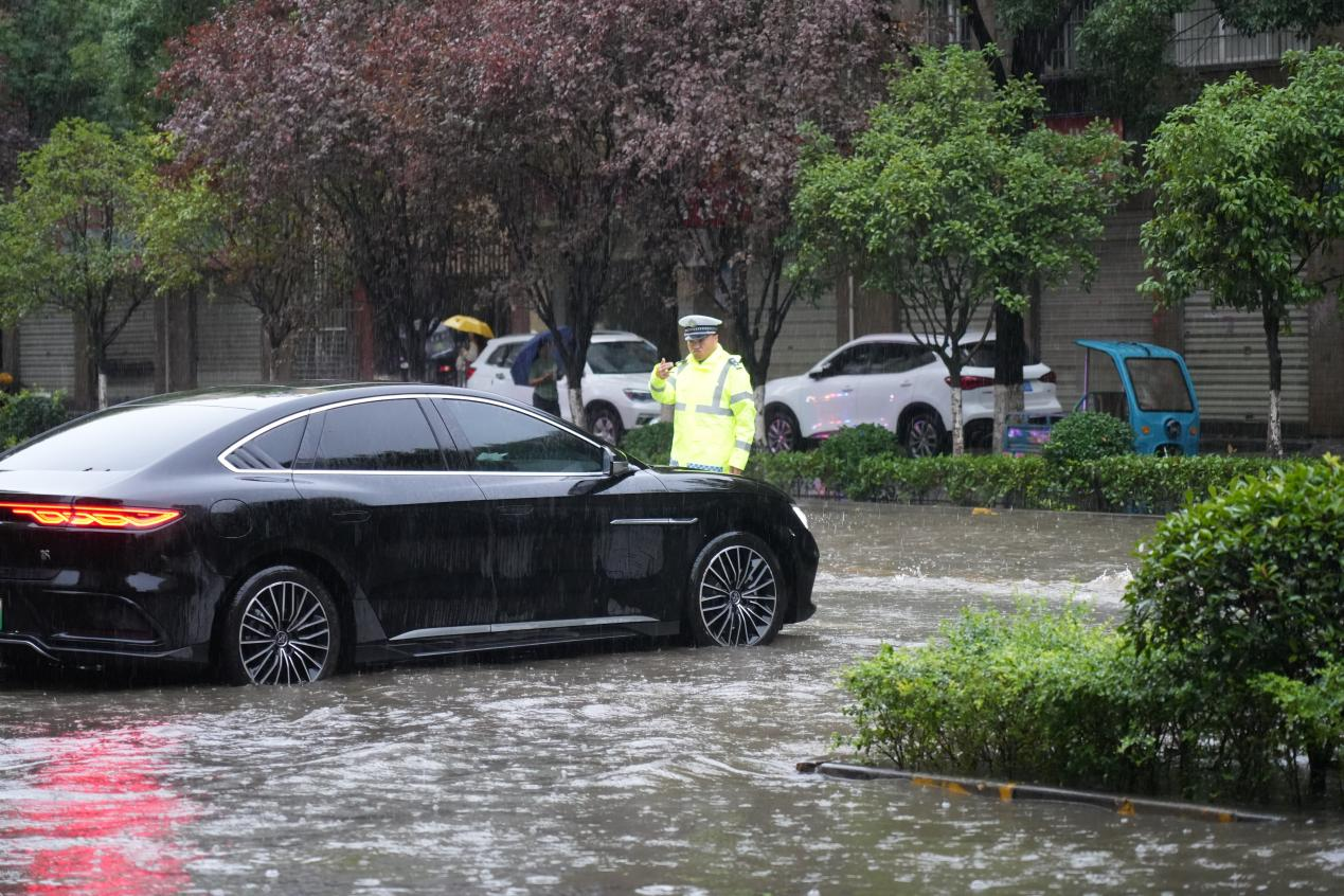 “快”字当头!多图直击→勉县公安防汛避险护平安(图3) 图片3.png