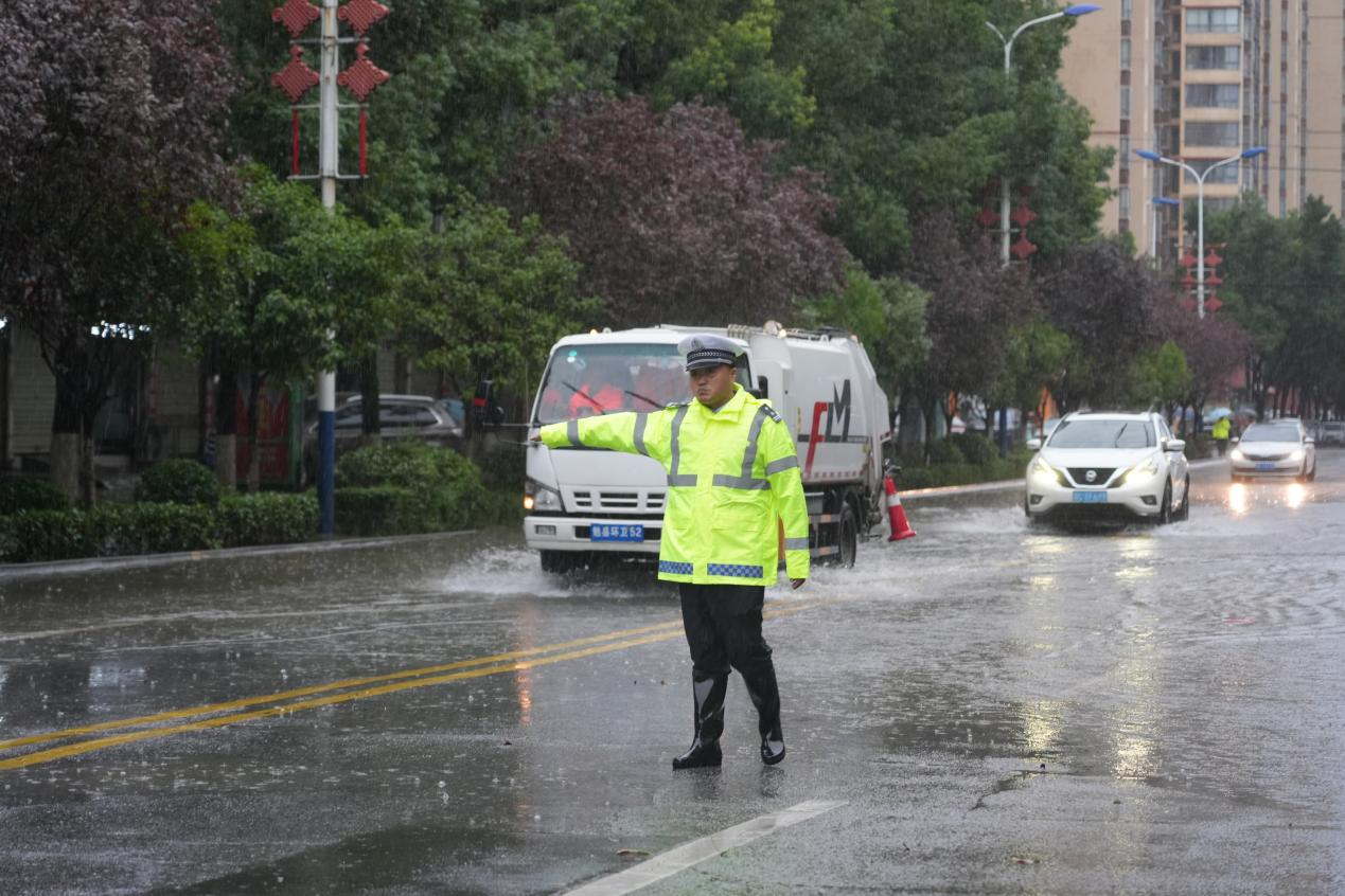 “快”字当头!多图直击→勉县公安防汛避险护平安(图4) 图片4.png