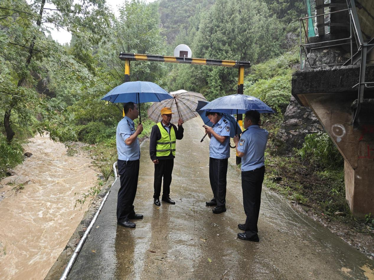 “快”字当头!多图直击→勉县公安防汛避险护平安(图12) 图片12.png