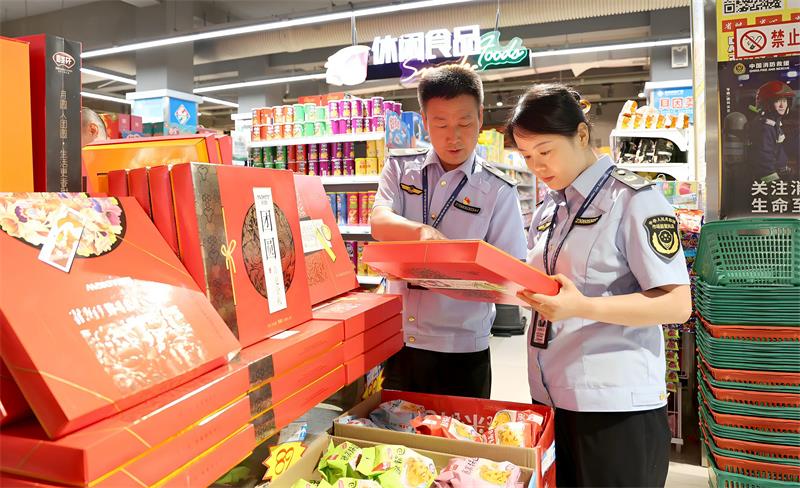 市场监管部门的执法人员对超市在售的月饼礼盒开展了专项检查。_proc.jpg
