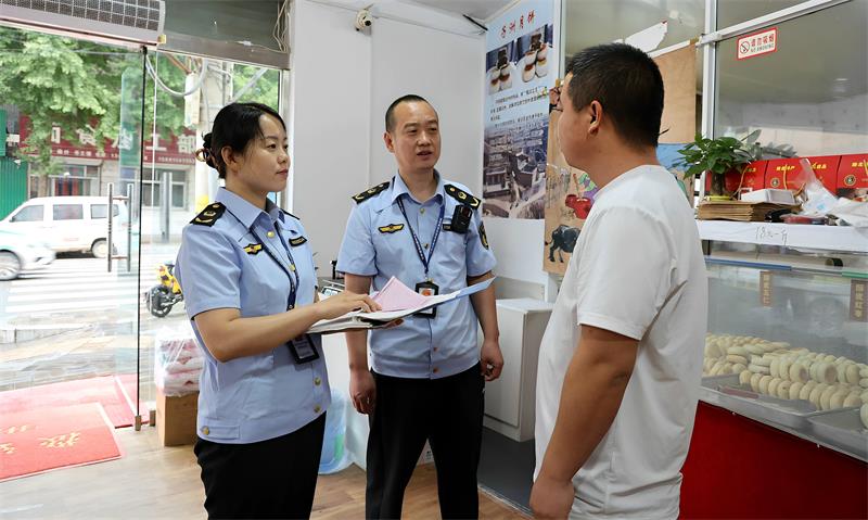 市场监管执法人员对月饼生产作坊开展专项检查，确保节令食品安全。_proc.jpg