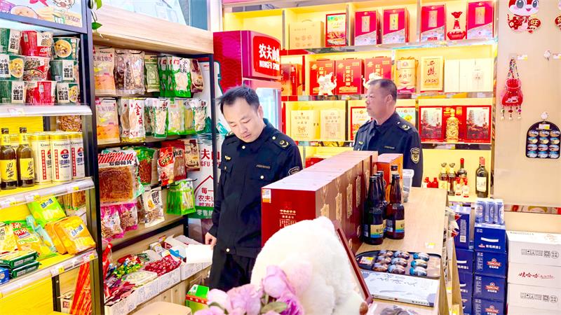 宜川县壶口镇市场监督管理所执法人员深入超市检查，筑牢食品安全防线。_proc.jpg