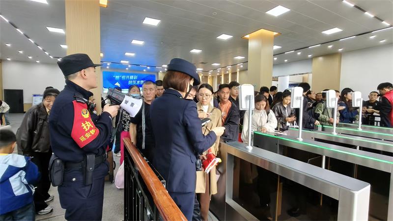 榆林站派出所:全警全力护航“双节”返程平安!(图3) 微信图片_20251009135416_236_10.jpg