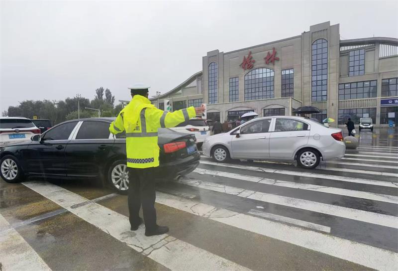 榆林站派出所:全警全力护航“双节”返程平安!(图4) 微信图片_20251009135417_237_10.jpg