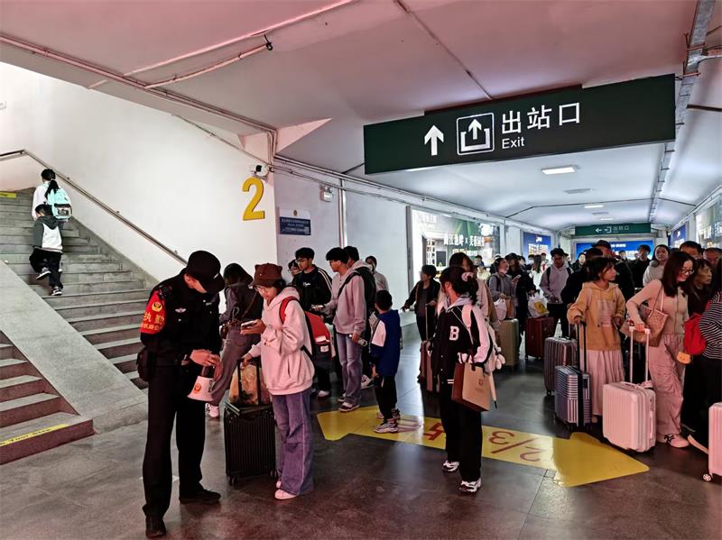 榆林站派出所:全警全力护航“双节”返程平安!(图5) 微信图片_20251009135417_238_10.jpg