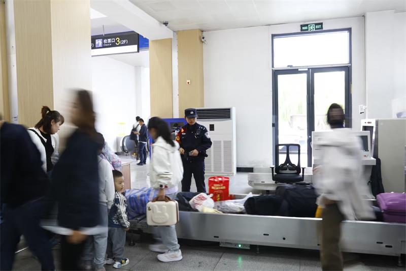 榆林站派出所:全警全力护航“双节”返程平安!(图7) 微信图片_20251009135420_241_10.jpg