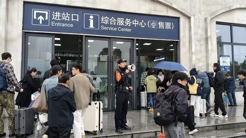 榆林站派出所:全警全力护航“双节”返程平安!(图8) 微信图片_20251009135423_244_10.jpg