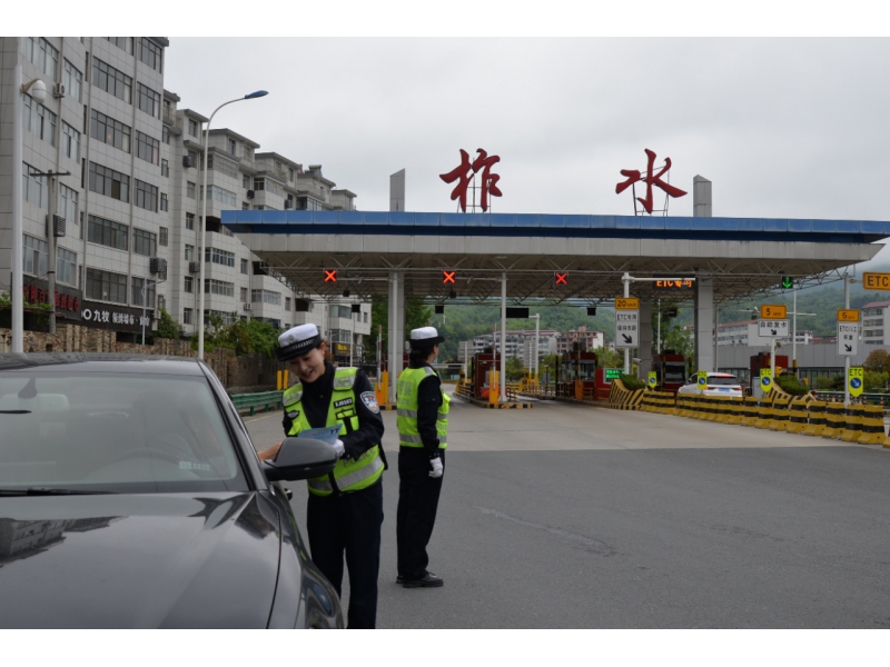 “小卡片”彰显“大关爱” —— 柞水公安交警为出县境游客赠送交通温馨提示卡  
