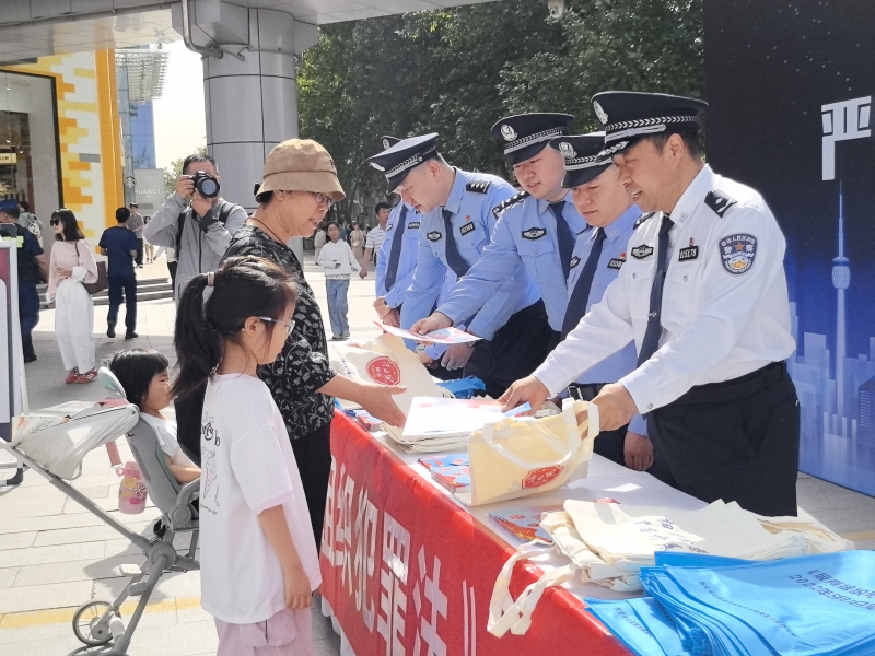 西安公安开展《反有组织犯罪法》宣传普法活动，引爆市民参与热潮
