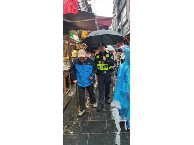 西安民警冒雨助残疾游客寻回归途