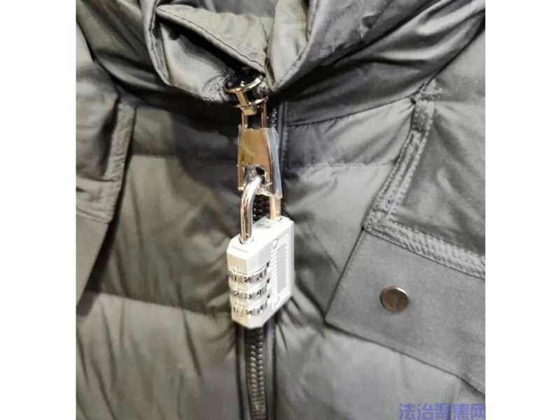真没招了？商家为防“蹭穿”竟给衣服上锁，法律怎么看？