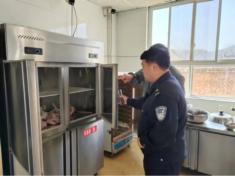 阳光下的守护|陕西甘泉县公安局：安全检查进校园 筑牢防线护成