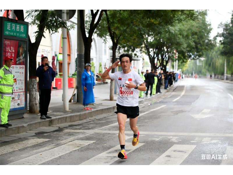 陕西甘泉县公安局积极组织民辅警参加2025红色延安半程马拉松