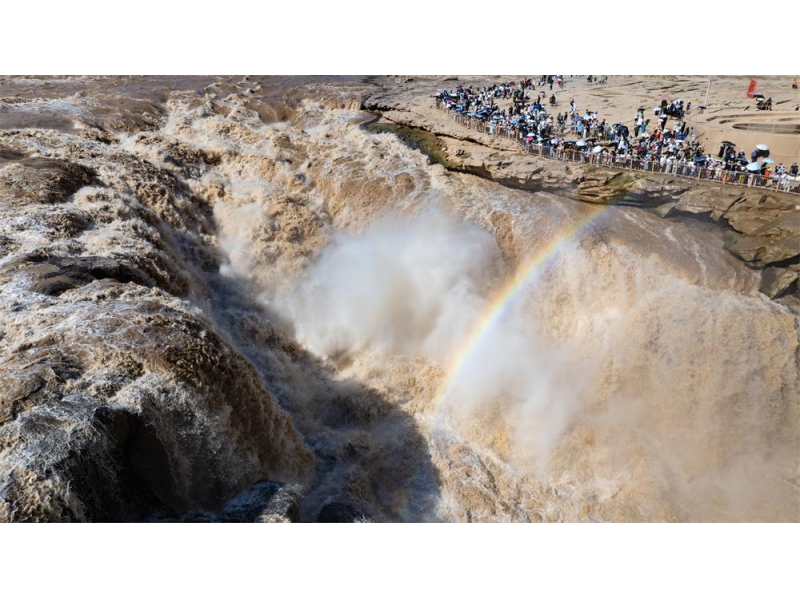 黄河壶口瀑布现彩虹奇观 游客驻足赞叹自然之美