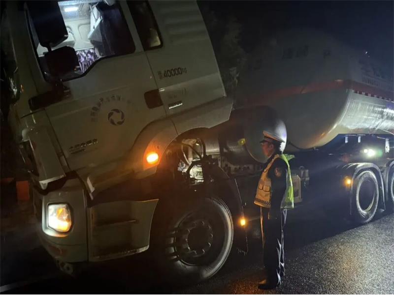 节日我在岗 | 雨夜“警”色暖人心 陕西甘泉公安交警紧急处置