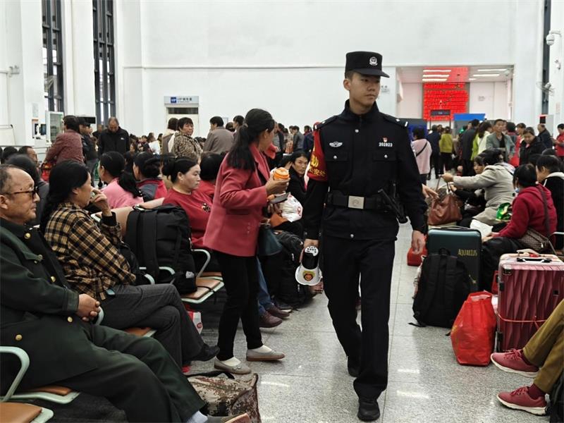 铁警筑盾护双节 情真意切保平安 ——西安铁路公安局延安公安处富县东站派出所“双节