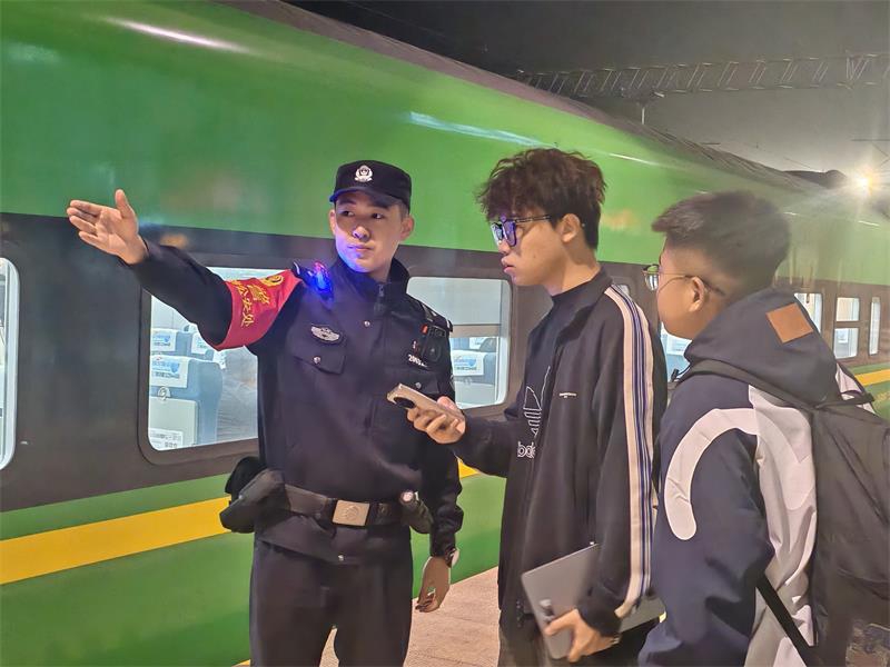 国庆假期首日，西安铁路公安局延安公安处乘警守护旅客平安出行