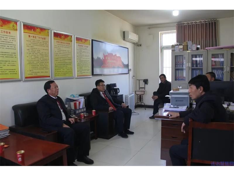 陕西延川县法院：送书进果园 护航“致富果”