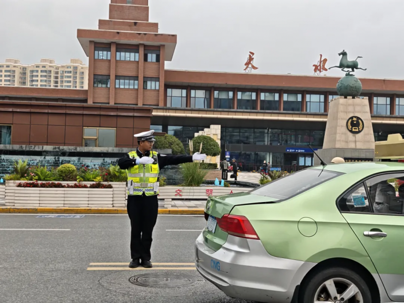 【节日我在岗】国庆首日  麦积公安交警守护平安路