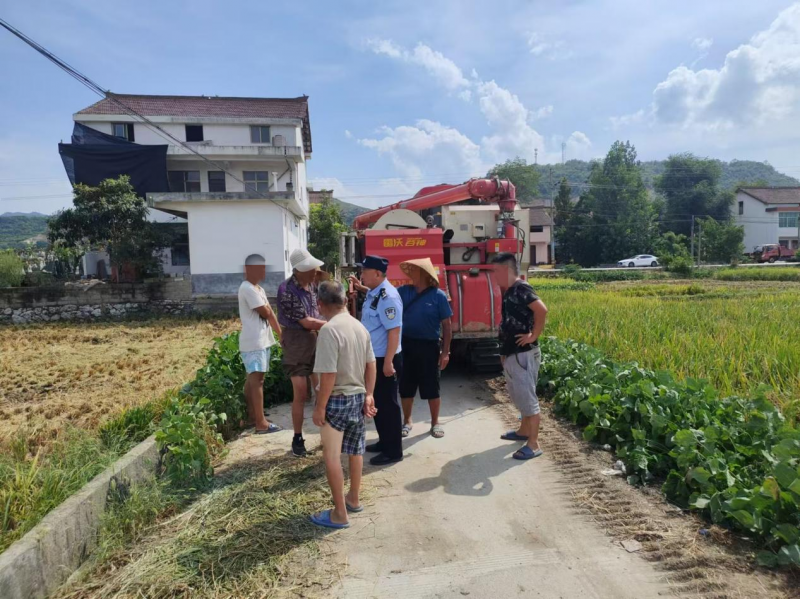 风吹稻花香 民警护农忙