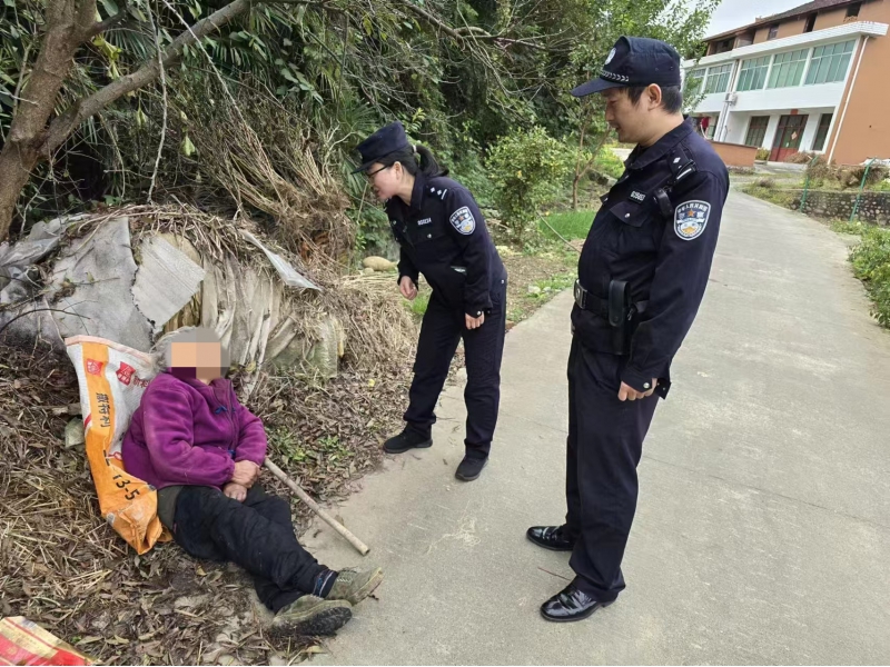 八旬老人走失，民警暖心救助！