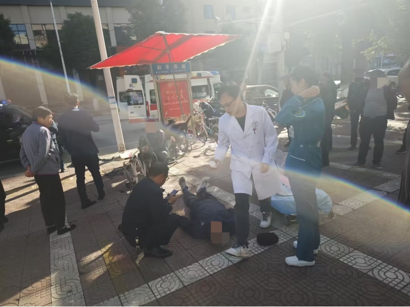 有“警”无险！老人晕倒路边，交巡警暖心救助