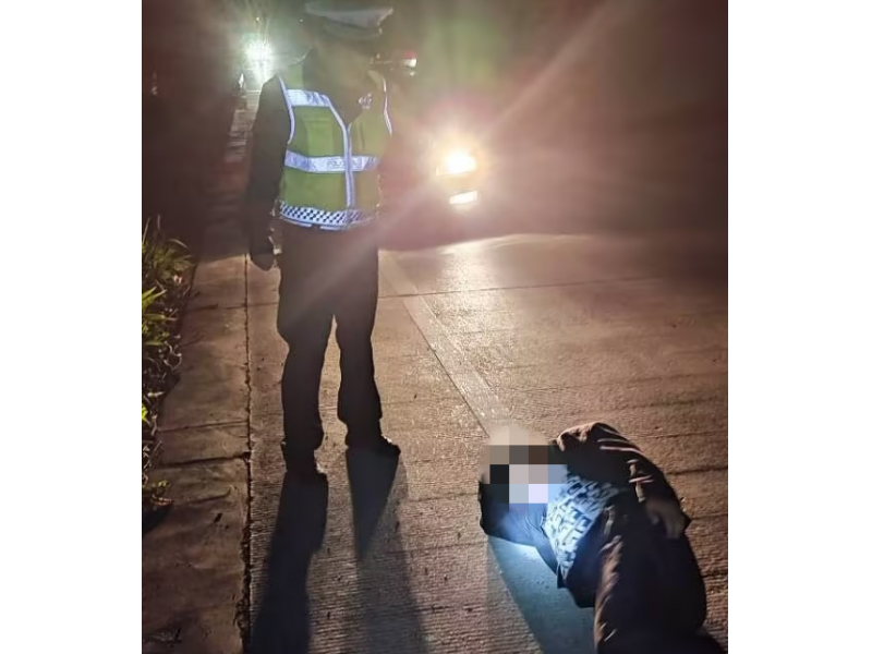 “沉醉”不知归路 民警暖心救助