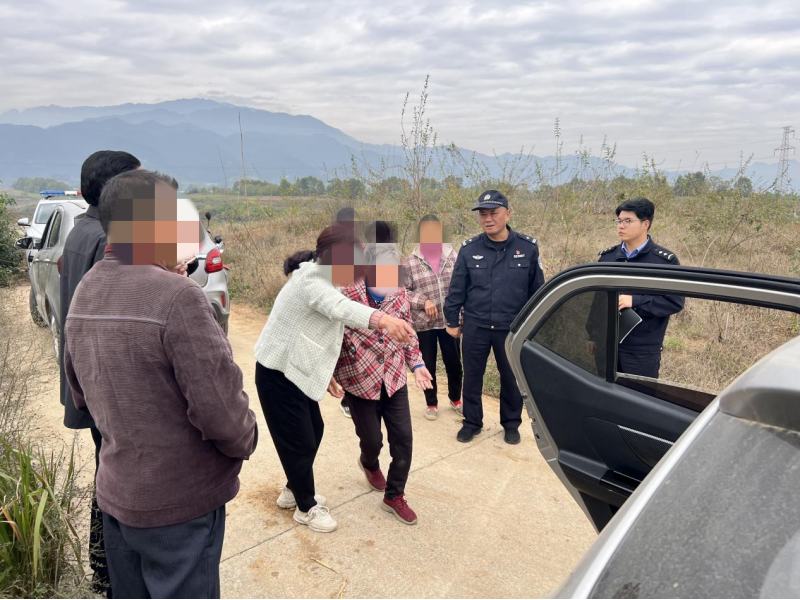 老人外出迷路，背包民警暖心救助