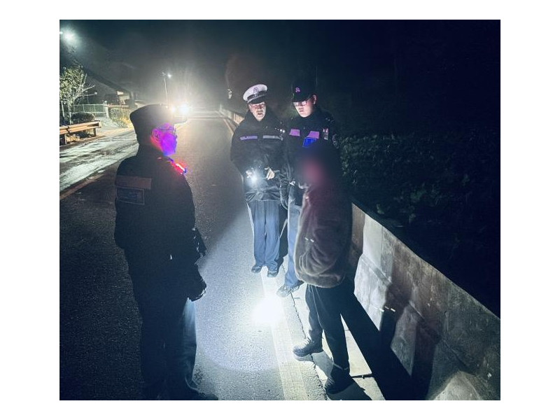 老人迷失街头 民警暖心护送