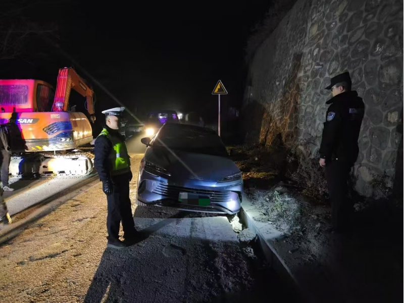 车辆陷入排水沟，民警暖心解困境