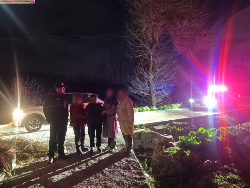 寒夜救助显真情 迷路老人平安归