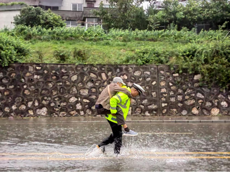 “快”字当头！多图直击→勉县公安防汛避险护平安