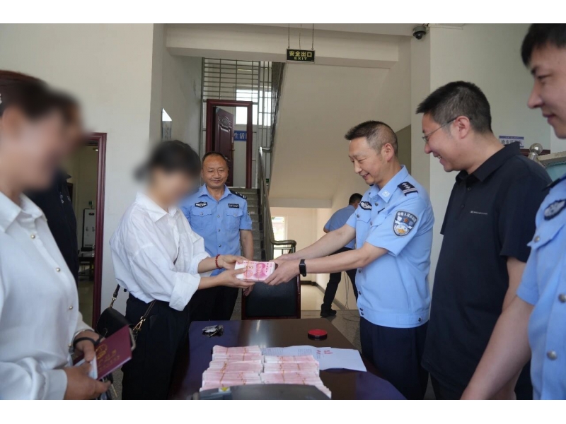 深入基层解纷争 绘就平安新“枫”景