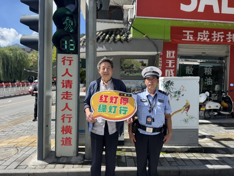 阳光下的守护：留坝交警创新宣传形式 倡导安全出行