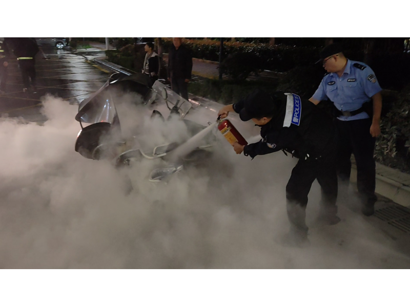  校园周边电动车自燃，派出所民警快速排险