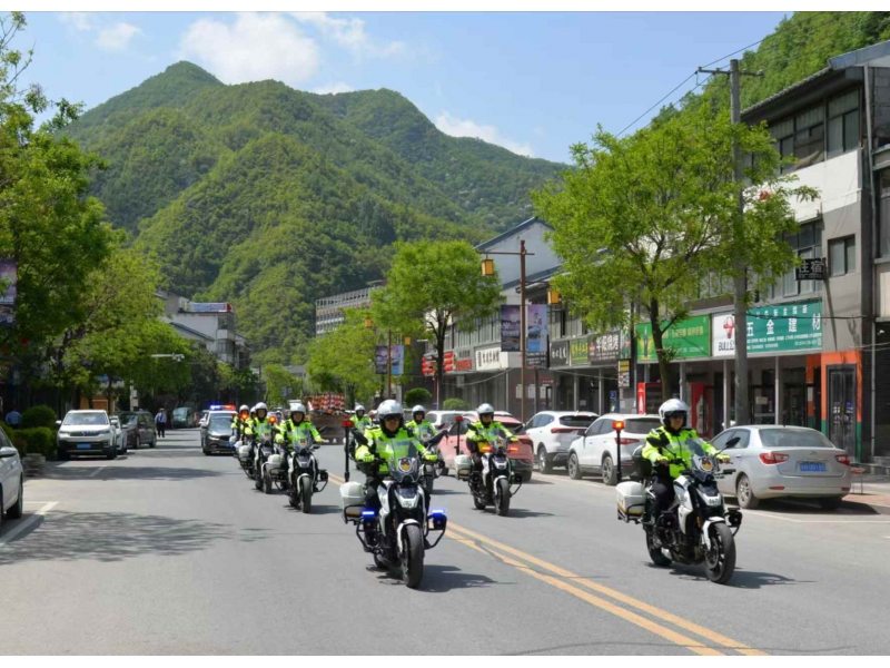 暖心“萤光绿”   护航“守路人”——营盘交警中队全力守护游客群众  出行安全